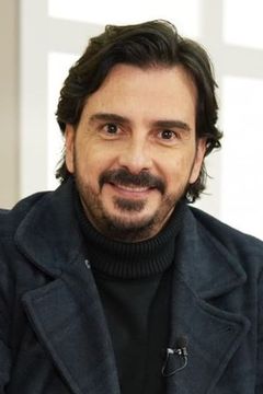 Carlos Camacho interpreta Sergio Sarmiento
