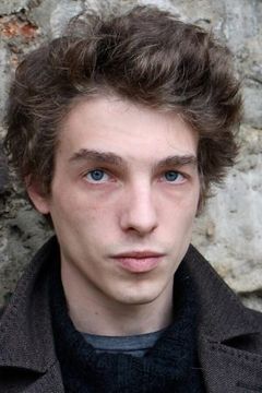 Pierre Andrau interpreta Bruno Mancini