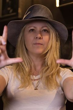 Jamielyn Lippman interpreta Colonel's Hot Traxx Girlfriend
