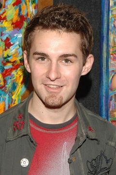 Miko Hughes interpreta Joseph