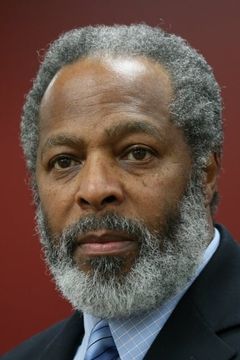 Julian Christopher interpreta Judge Pricket