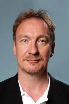 David Thewlis interpreta Jerry Barker