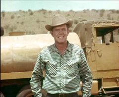 Mark Tapscott interpreta Police Captain Grayson (uncredited)