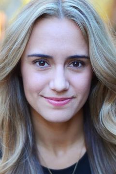 Cayla Korven interpreta Tracy's Friend