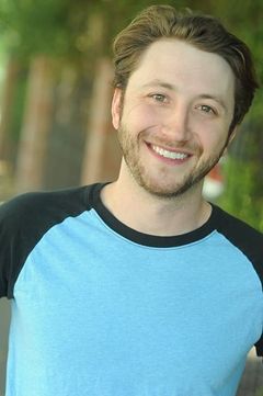 PJ McCabe interpreta Cop Five