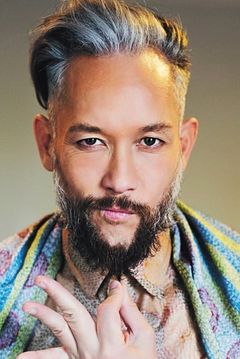 Kevin Stea interpreta Dancer (uncredited)