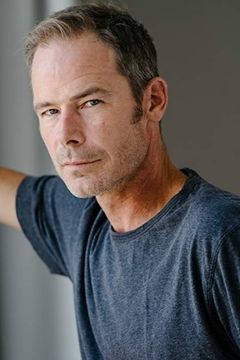 Chad Bruce interpreta Thug 2