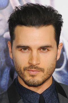 Michael Malarkey interpreta Enzo St. John