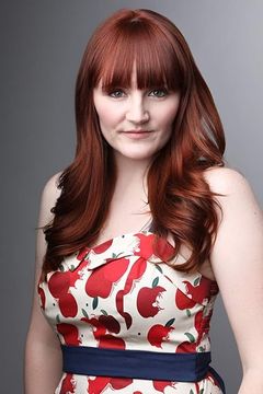 Emmy O'Leary interpreta Older Lady