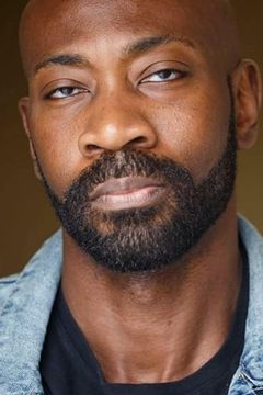 Hank Strong interpreta Firefighter Gardner