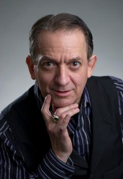 Charles Schneider interpreta Cabbie / Paul Stine