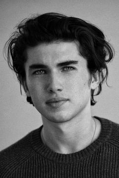 Charlie Evans interpreta Jeremy Bradford