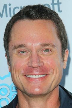 Anthony Starke interpreta Truman-Lodge