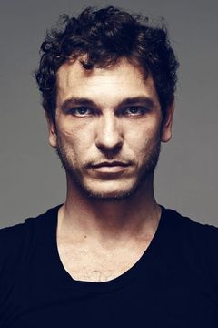 Romain Levi interpreta Stéphane Codron