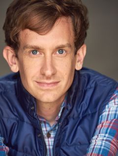 Josh Meyer interpreta Joseph R. Millard