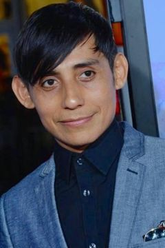 Luis Chávez interpreta Ernest