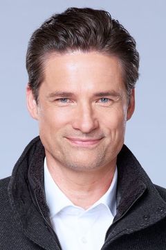Warren Christie interpreta Sergeant Mark Cross