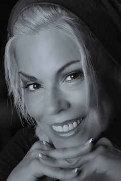 Anne Gaybis interpreta Deacon Gang Member (uncredited)