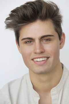 Carson McCalley interpreta Tim Casey