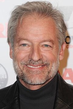Perry King interpreta Andrew Norris