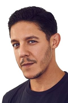 Theo Rossi interpreta Antonio