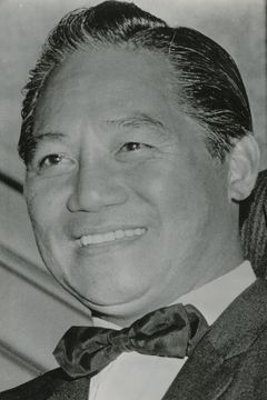 Leon Lontoc interpreta Filipino Butler (uncredited)