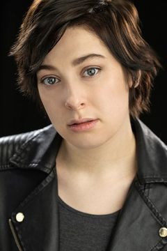 Kiki Faye interpreta Vicki Pepper