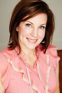 Rebecca Barratt interpreta German Reporter