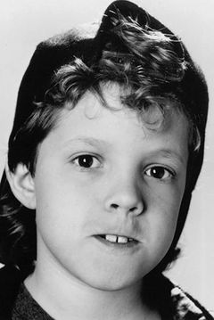 Sam Saletta interpreta Ryan