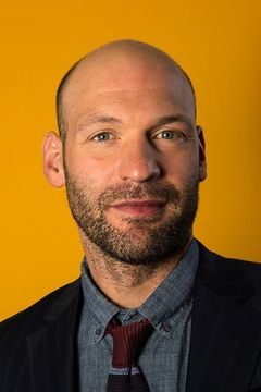 Corey Stoll interpreta Peter Russo