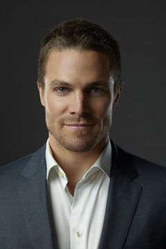 Stephen Amell interpreta Oliver Queen / Green Arrow