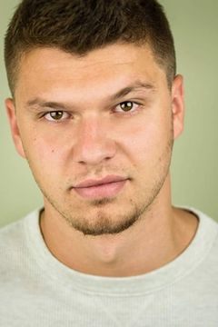 Alex Donnolo interpreta Football Helmet