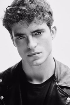 Sam Duke interpreta Paul Tate