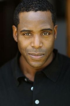 Rodney Feaster interpreta Front Gate Guard