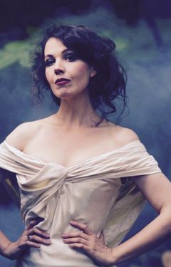 Madeleine Hyland interpreta Roger Leonides' Secretary