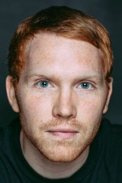 Iain Belcher interpreta Josh Green