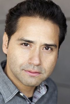 Johnny Sanchez interpreta Luis
