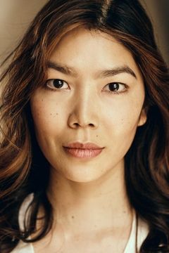 Angie Hsu interpreta Army Medic