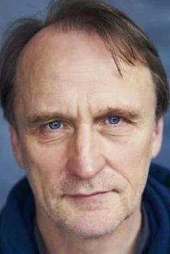 Michael Gould interpreta Charles Vane-Tempest-Stewart, 7th Marquess of Londonderry