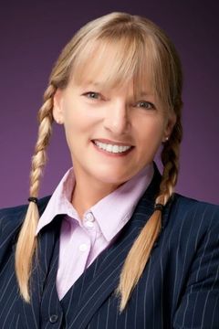 Nikki Pelley interpreta Emigrant Mother (uncredited)