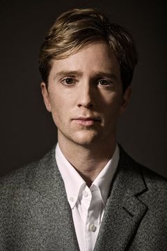 Luke Newberry interpreta Vasily Lukich