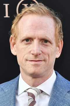 Scott Shepherd interpreta Cardinal Dussolier