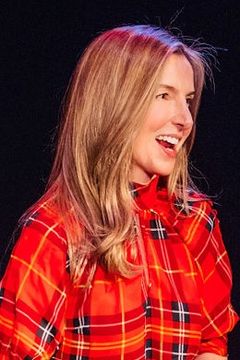 Christina Gausas interpreta Mother
