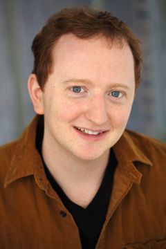Patrick Holden O'Neill interpreta Leo Straub