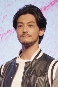 Adam Pak interpreta Lau Siu-keung