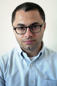 Joe Mande interpreta Todd