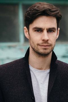 Dyfan Dwyfor interpreta Lee