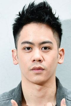 Mason Lee interpreta Teddy