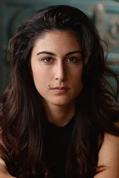 Katelyn Farrugia interpreta Uniformed Officer
