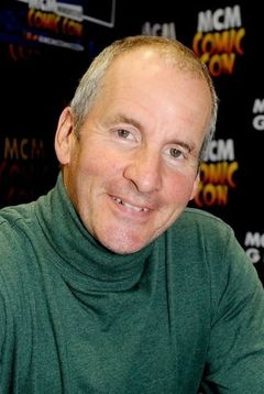 Chris Barrie interpreta Hillary